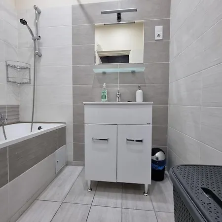 High Street Apartment *